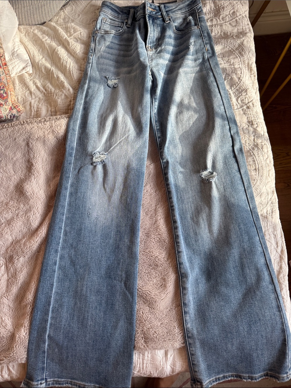 Wide-Leg Distressed Jeans in Light Blue